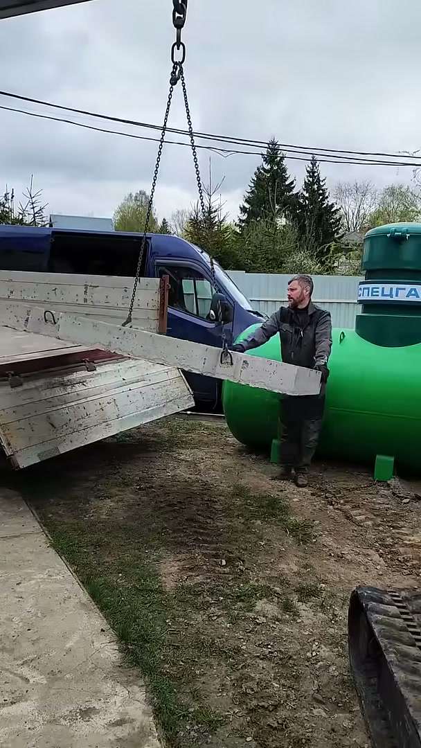 Разгрузка бетонной плиты на участке